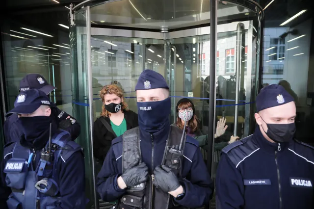 Protest ekologów pod Sejmem. Aktywistka przykleiła się do drzwi