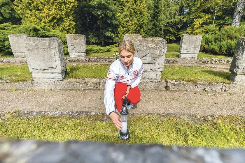 Karolina Naja na cmentarzu wojennym w Wałczu oddaje hołd poległym sportowcom i żołnierzom