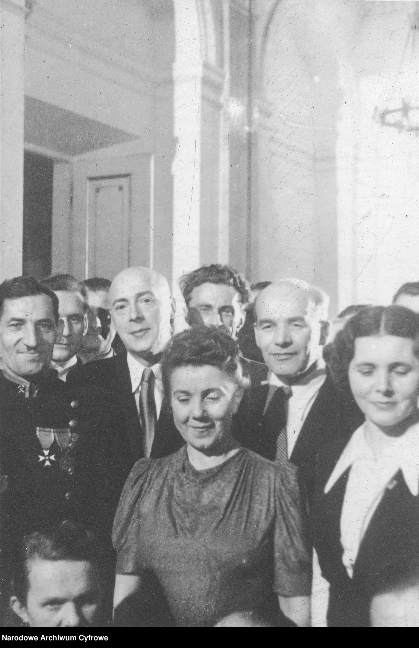 Bal sylwestrowy komunistycznego rządu w 1947 roku. Widoczni m.in. premier Józef Cyrankiewicz, wicepremier Władysław Gomułka, przodownik pracy Wincenty Pstrowski.