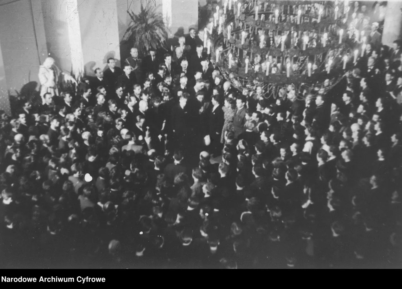 Bal sylwestrowy komunistycznego rządu w 1947 roku. Fotografia grupowa uczestników zabawy.