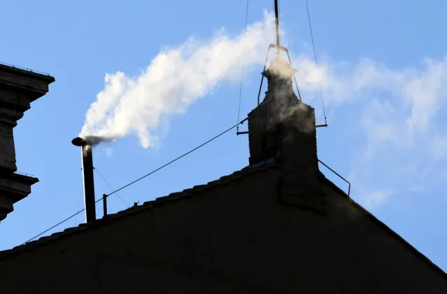 Biały dym nad Kaplicą Sykstyńską. Kardynałowie wybrali nowego papieża