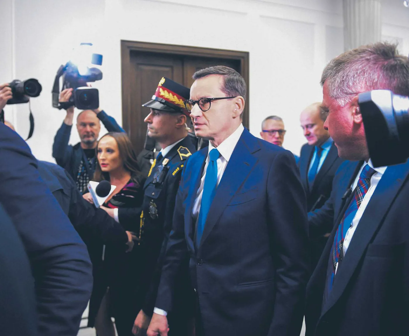 Posłowie się naradzają, Komisja patrzy