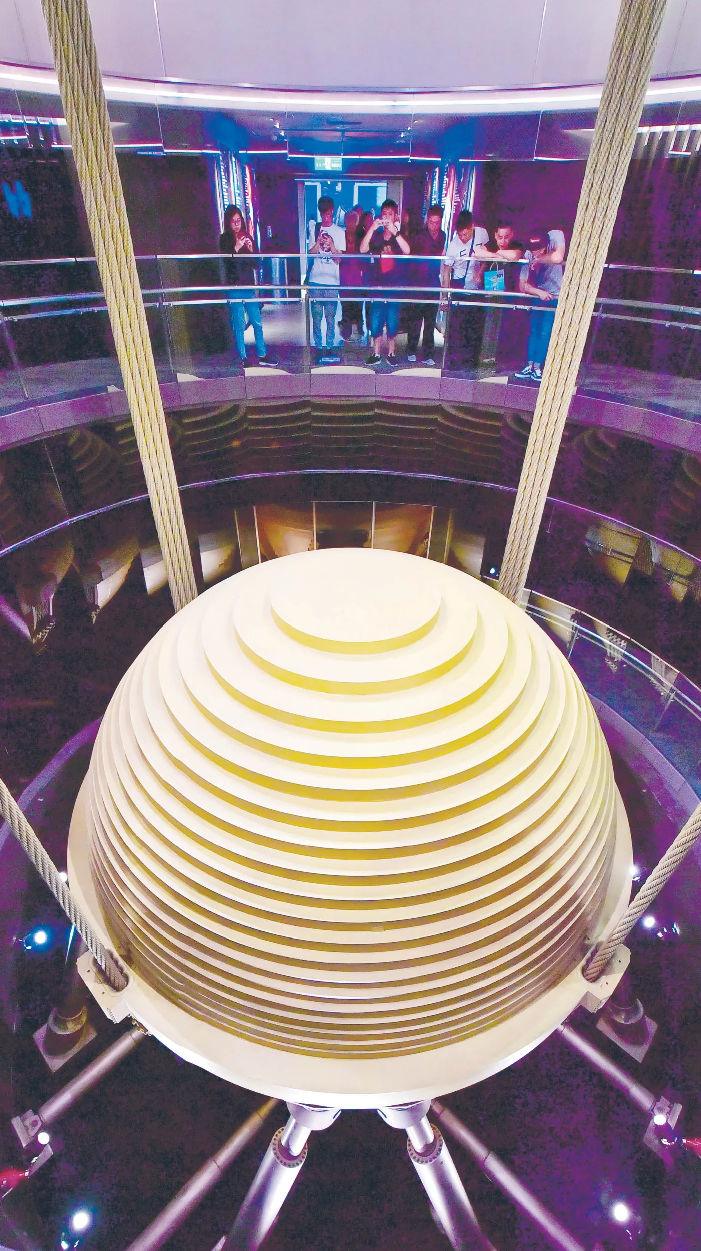Olbrzymia przeciwwaga na szczycie wieżowca Taipei 101 (509,2 m wysokości) w Tajpej na Tajwanie
