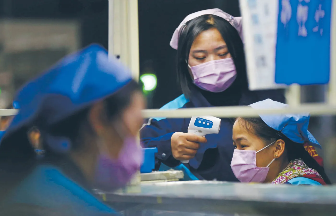 Chiński wirus spowalnia świat. Biznes liczy straty
