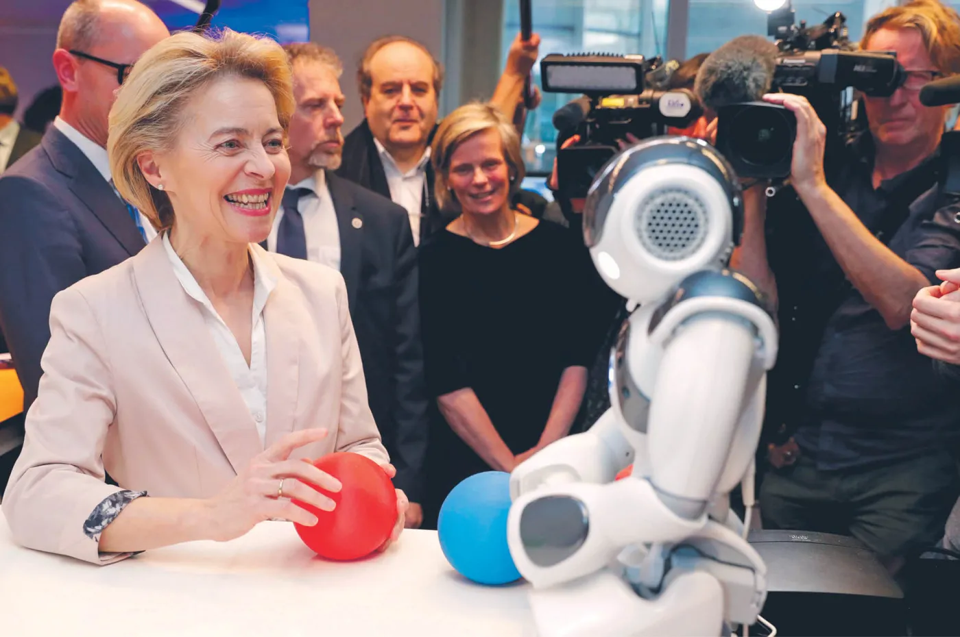 Komisja kierowana przez Ursulę von der Leyen kładzie nacisk również na sztuczną inteligencję