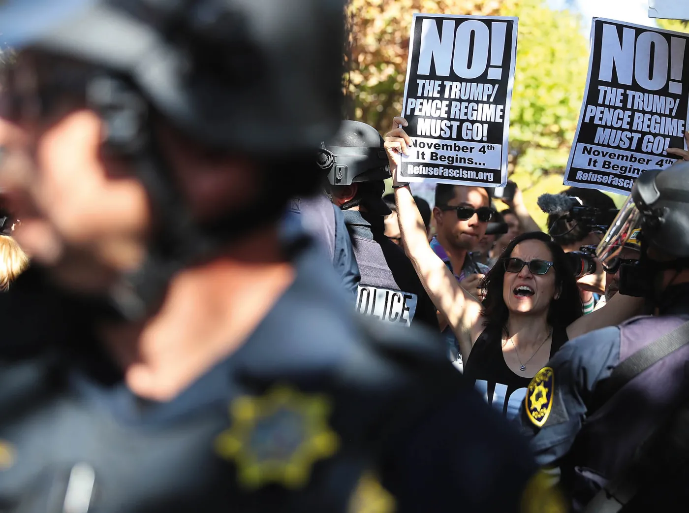 Protesty na Uniwersytecie Kalifornijskim w Berkeley przeciwko wystąpieniu na uczelni Milo Yiannopoulosa, wrzesień 2017 r.