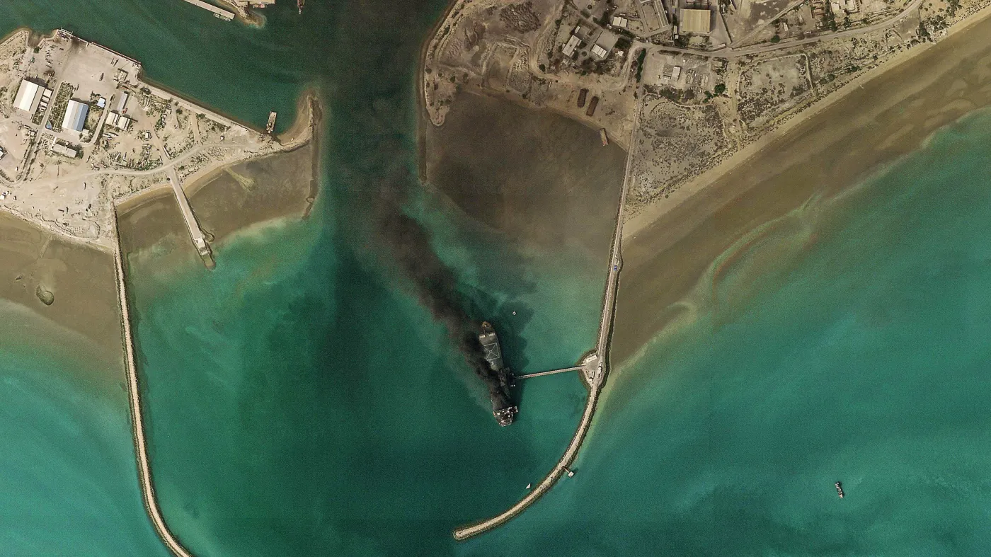 Wojna na BlisWidok po eksplozji w porcie Bandar-El-Abbas nad cieśniną Ormuz