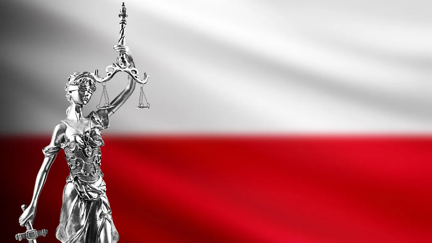 Temida na tle flagi Polski