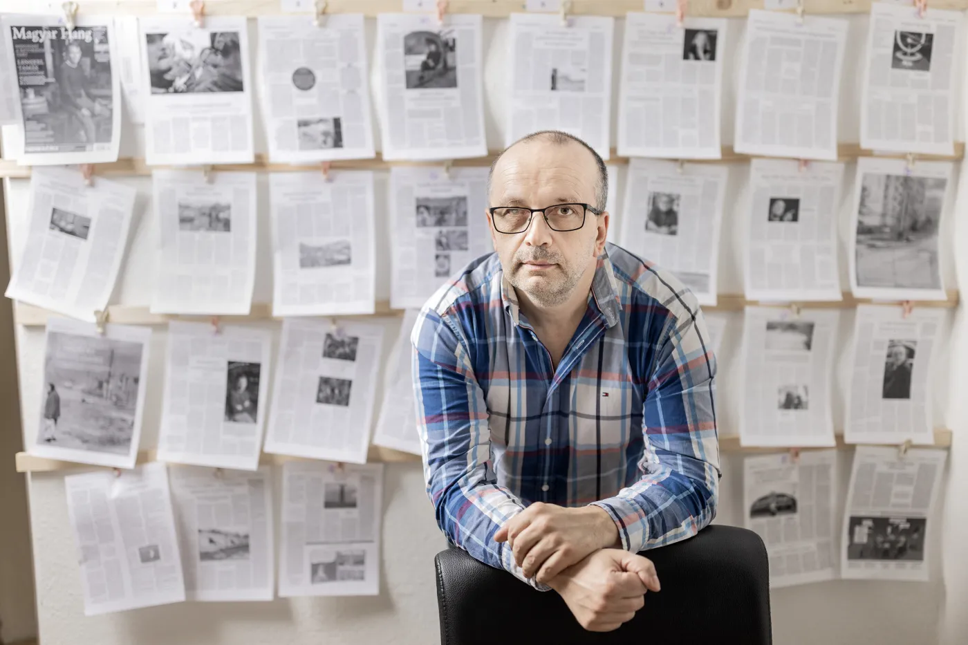 Csaba Lukács jest publicystą i dyrektorem zarządzającym konserwatywnego opozycyjnego tygodnika „Magyar Hang”. Specjalizuje się w dziennikarstwie śledczym.