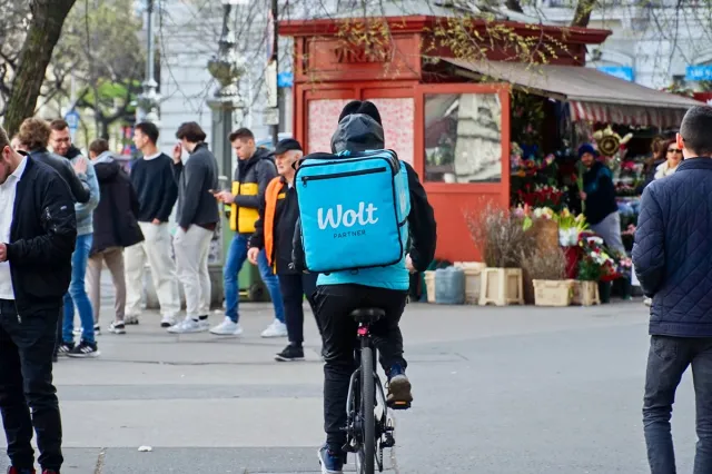 Czy Polacy popierają pracę platformową? Nowe badanie Ipsos nie pozostawia wątpliwości