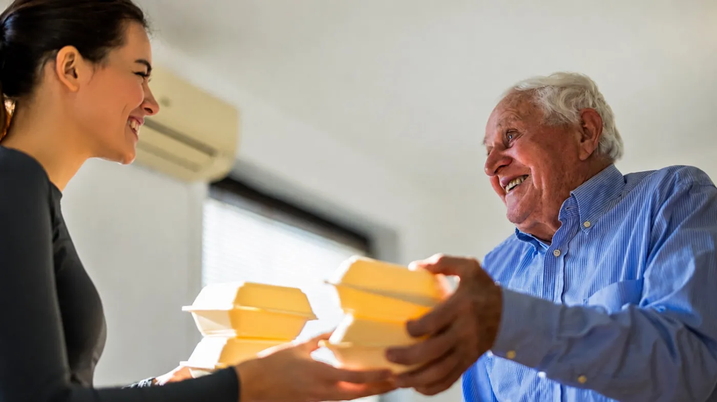 Seniorzy 60+ dostaną nowe wsparcie od 1 czerwca. „Poczta Obiadowa” startuje w całej Polsce