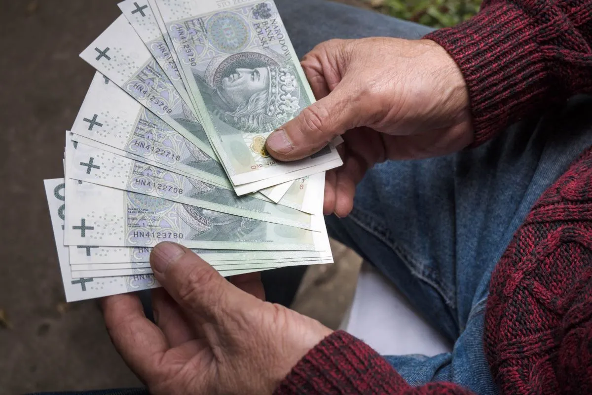 Nowy dodatek do emerytury za wychowanie dzieci? W sieci wrze od plotek o "800 plus dla seniora"
