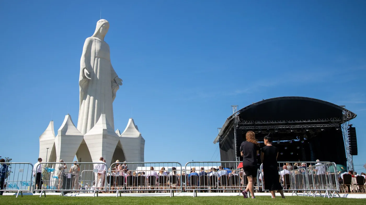 Uroczystość poświęcenia Monumentu Matki Bożej Miłosiernej