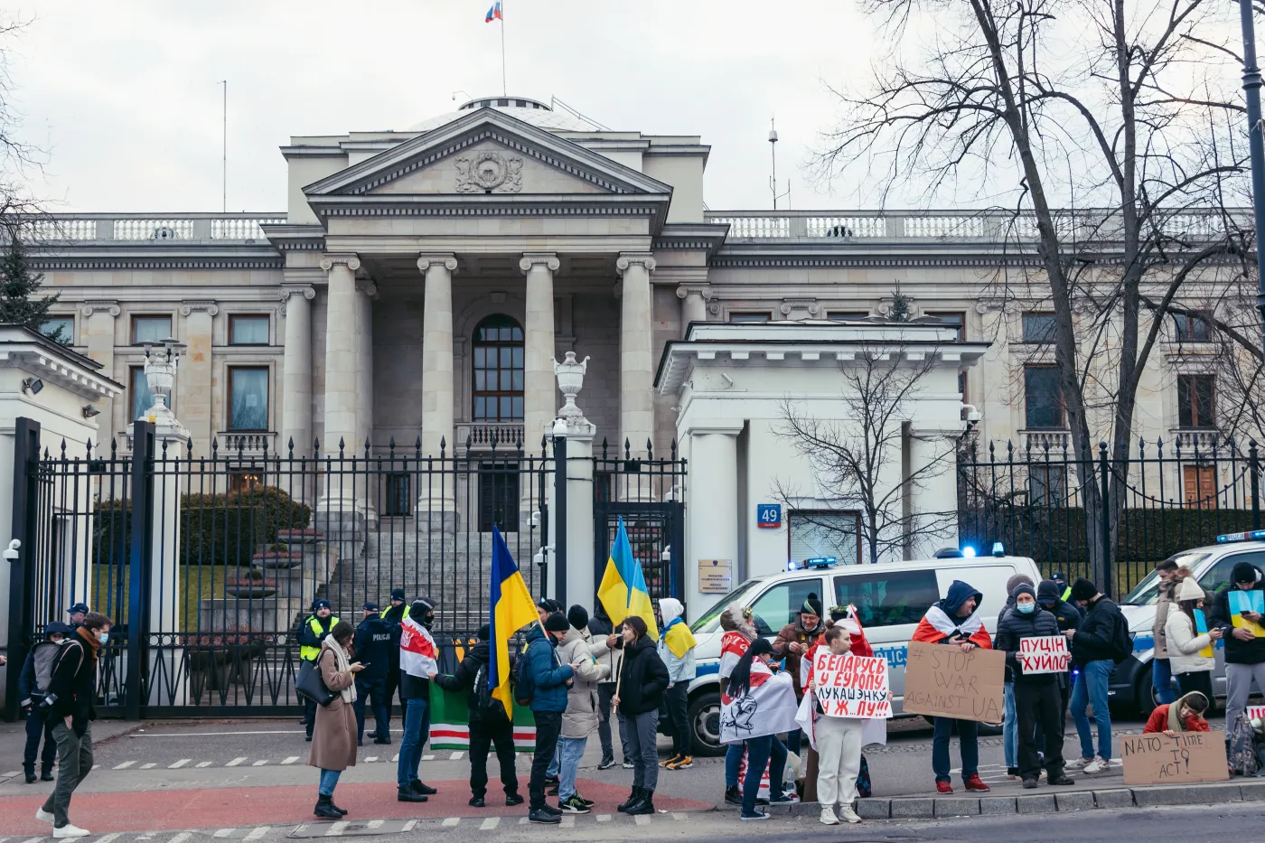 Protest przed budynkiem ambasady Rosji w Warszawie w 2022 r. - nastroje sympatii ustępują niechęci wobec Ukraińców w Polsce