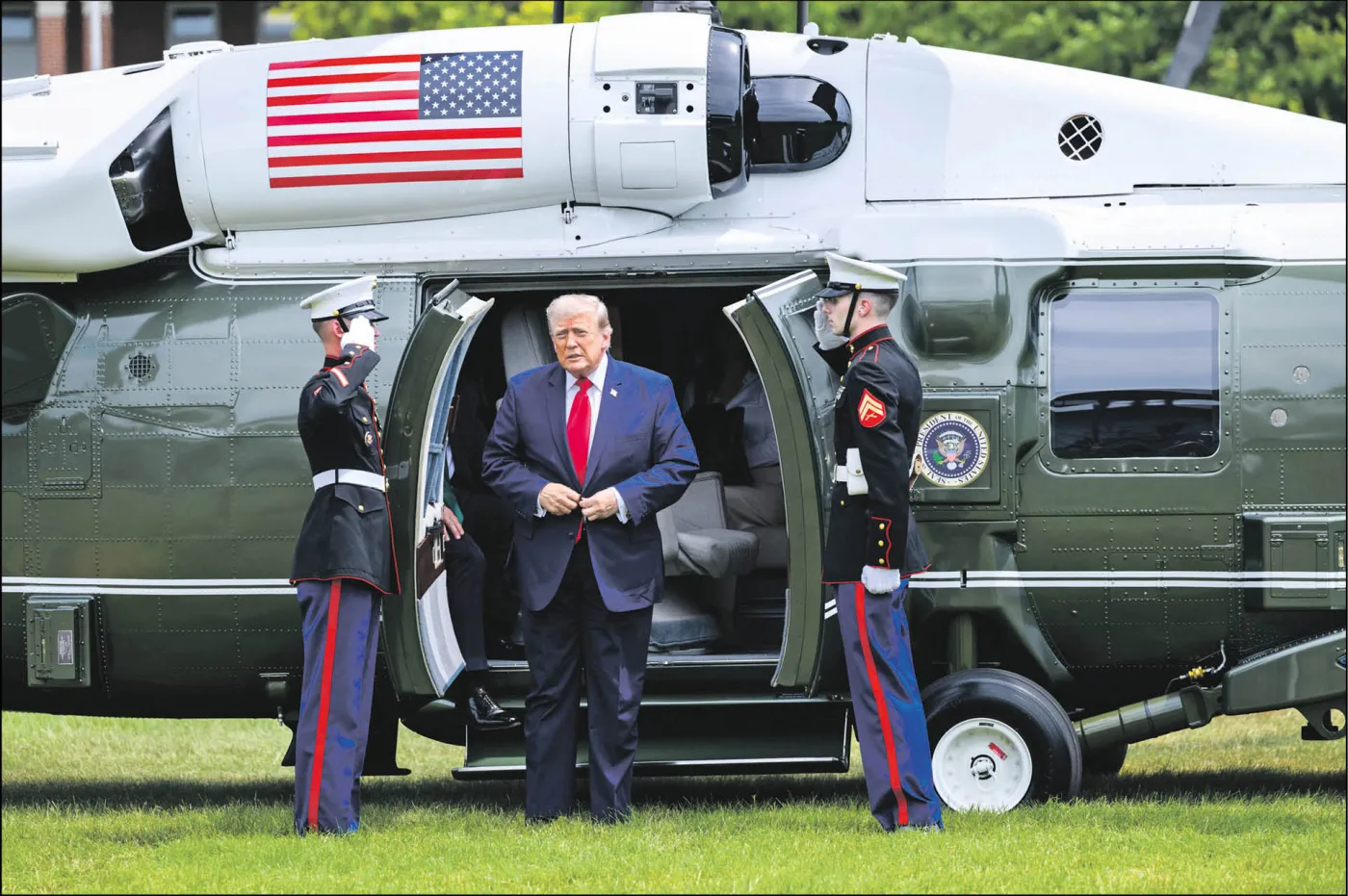 Donald Trump wychodzi ze śmigłowca - czy taktyka by eskalować i wyczekiwać reakcji USA, przyniesie Iranowi korzyści?