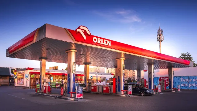 Kasjer na Orlenie może zarobić więcej niż młodszy asystent sędziego. Tyle dostaje „na rękę”