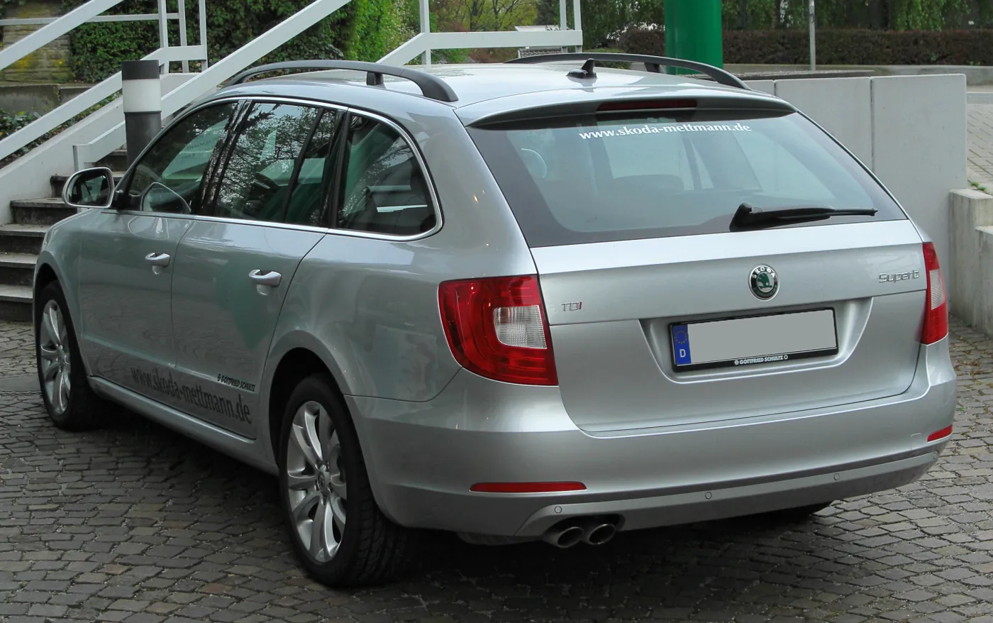 547866-skoda-superb-combi-ii-2-0-tdi-ambition-rear-20100430.jpg