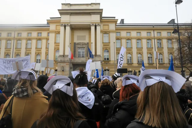 Pielęgniarki protestują ws. wynagrodzeń. „Mamy déjà vu. Niedawno tak samo postępował Mateusz Morawiecki”