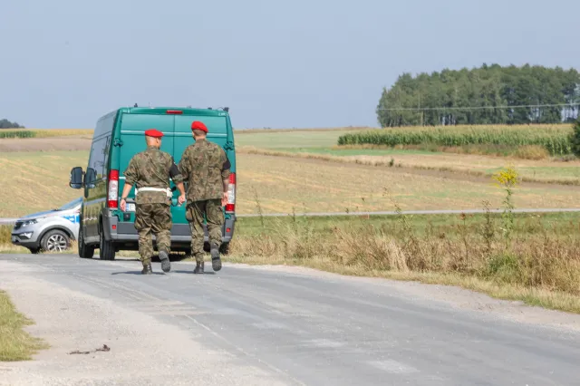 MSWiA: setki funkcjonariuszy ruszyły na poszukiwanie dronów nad Polską