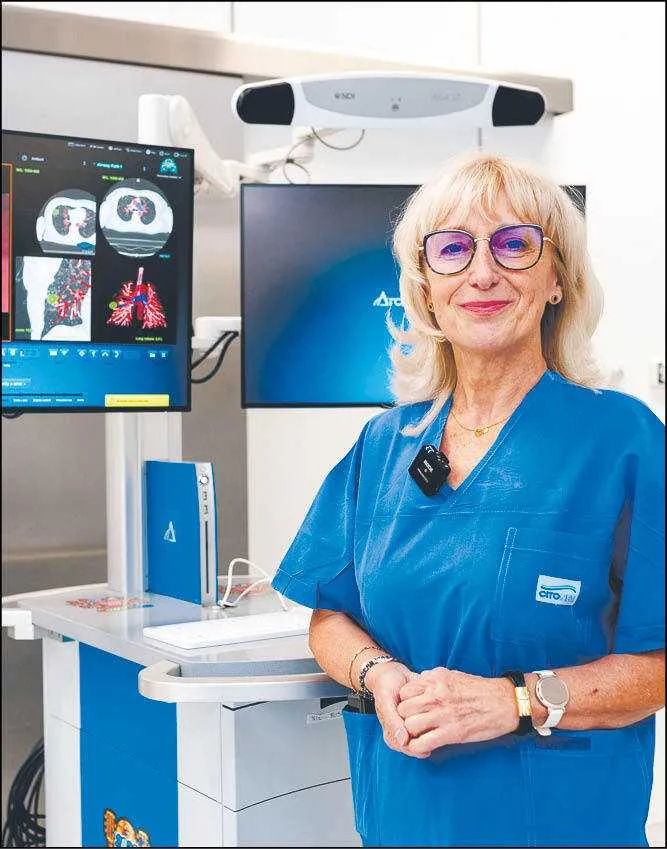 Dr n. med. Magdalena Zakrzewska przy nowym sprzęcie diagnostycznym do bronchonawigacji Archimedes