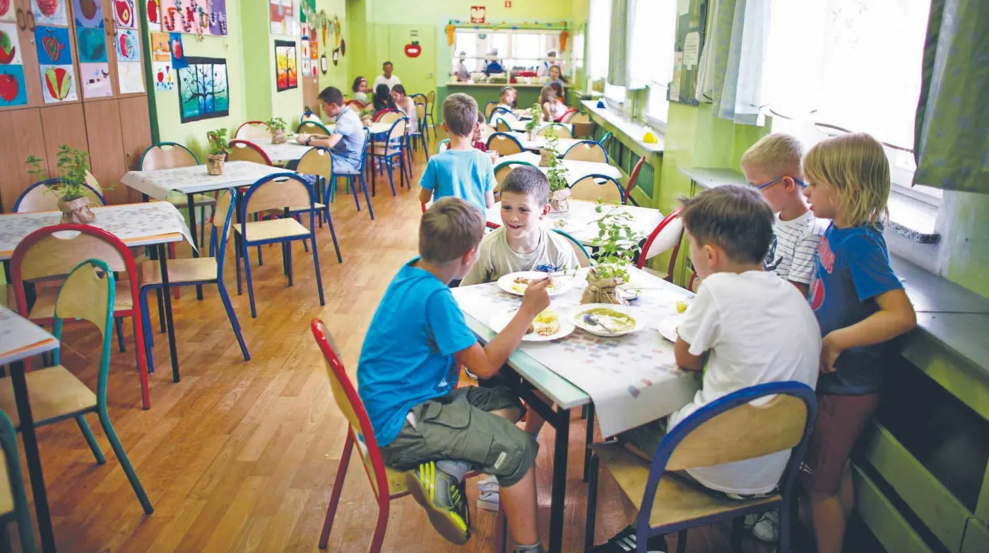 Więcej dzieci w kolejce po szkolny obiad