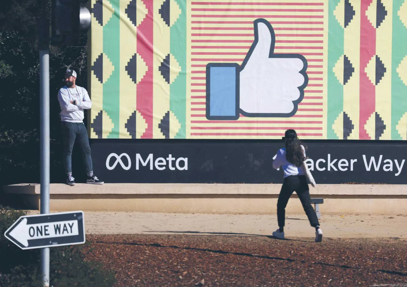 Giganci na fali, ale kciuk w dół dla Facebooka