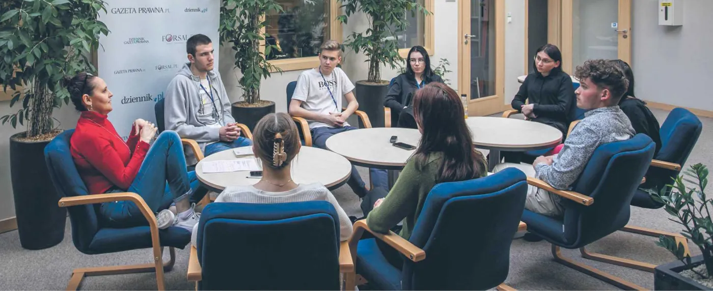 Młodzi ludzie pod wrażeniem