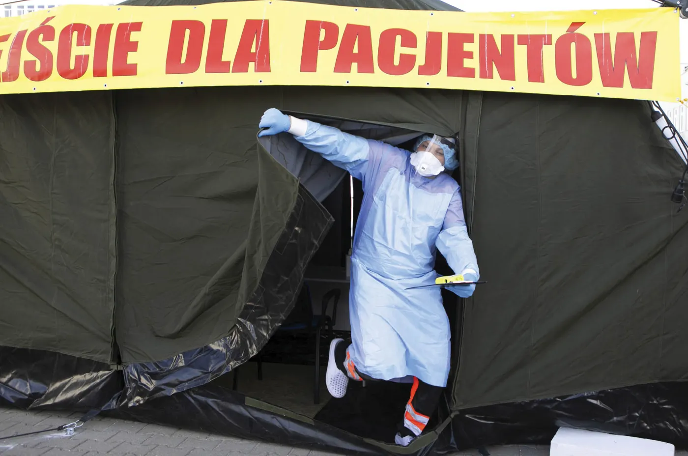 Więcej chorych, większe obostrzenia