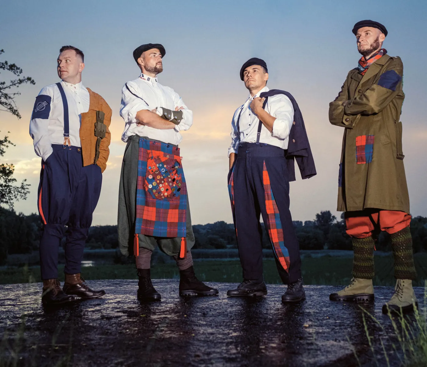 Zbuntowana orkiestra podwórkowa Hańba!: Ignacy Woland (naprawdę Jakub Lewicki), Adam Sobolewski (Mateusz Nowicki), Tadeusz Król (Wojciech Wędzicha), Andrzej Zamenhof (Andrzej Zagajewski)