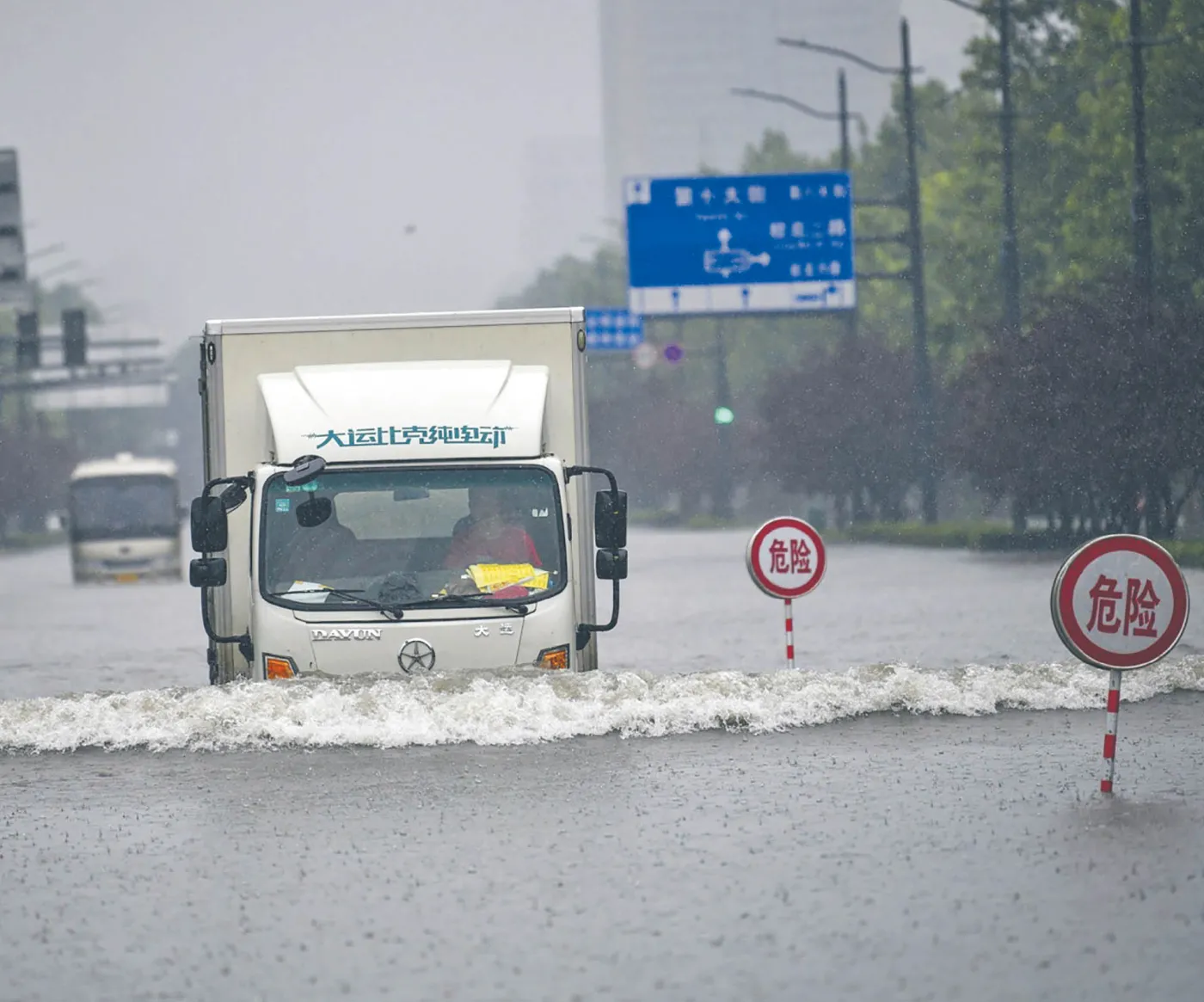 Chińskie fabryki przegrywają z żywiołem