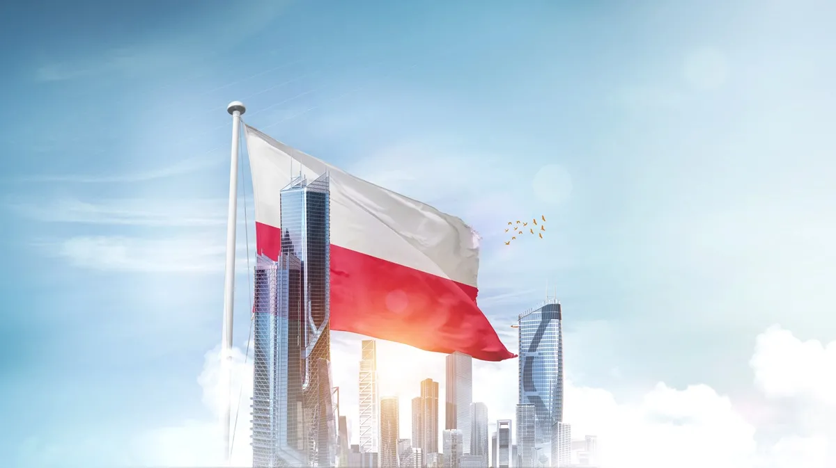 Polska flaga na tle wieżowców