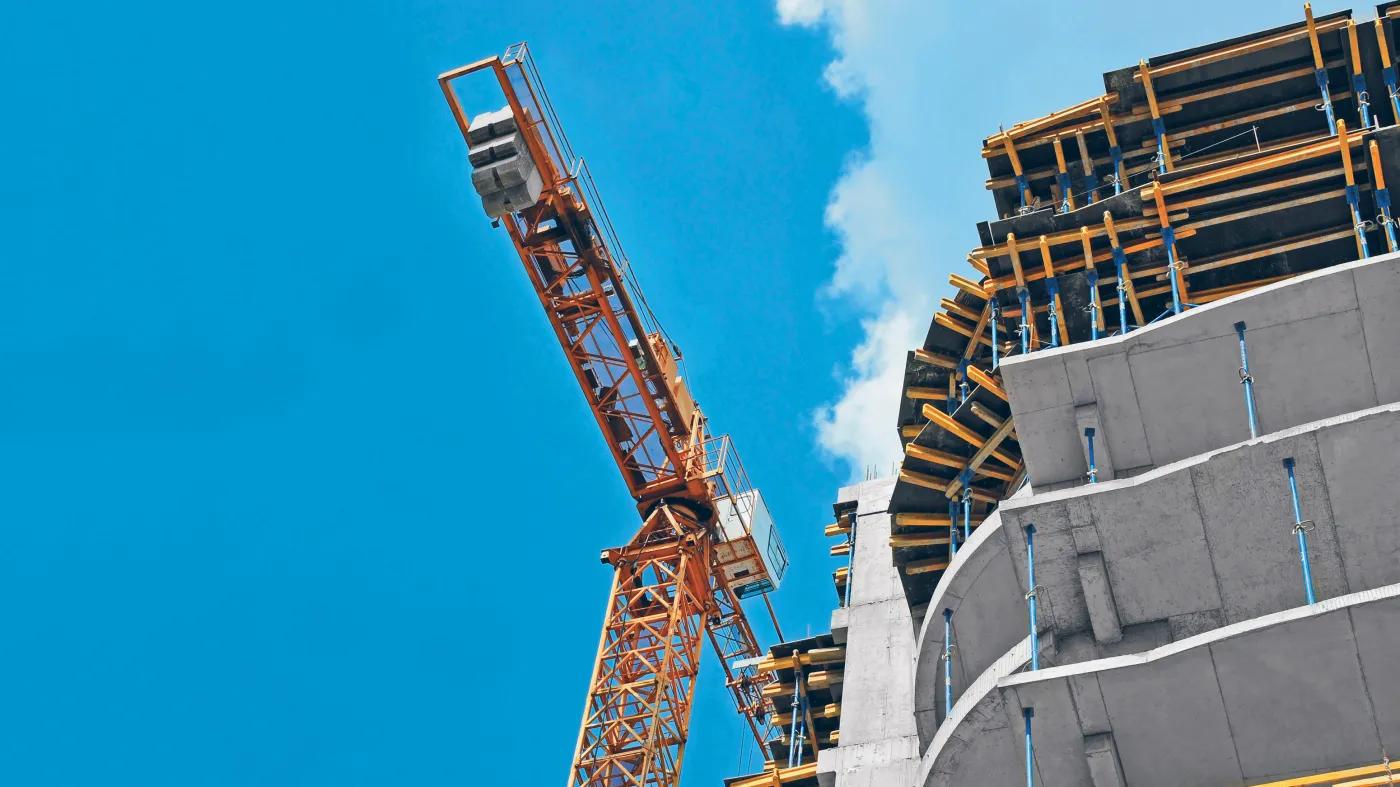 Dźwig przy budowie apartamentowca