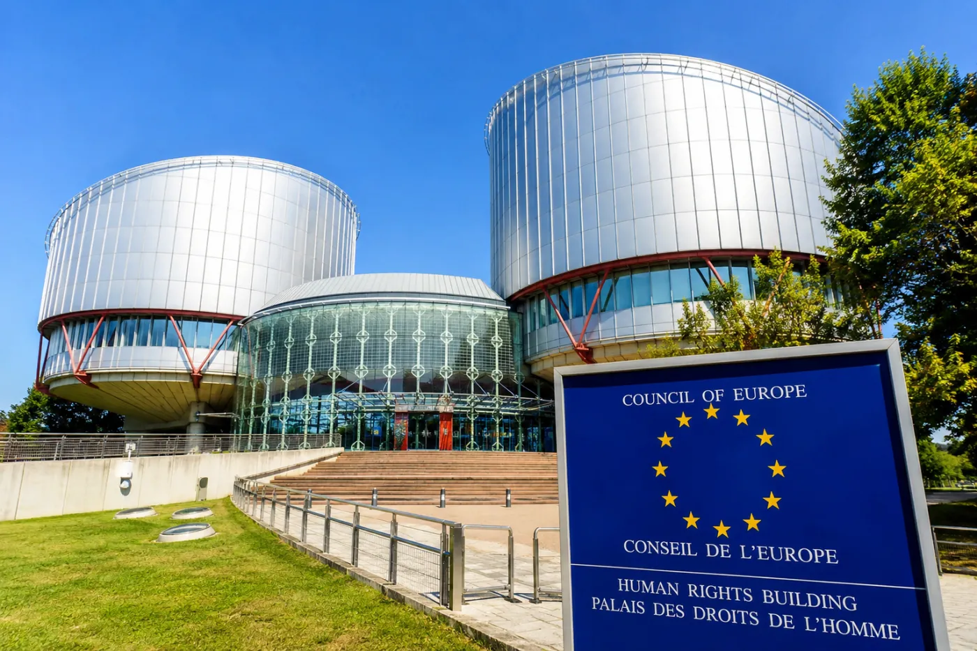 Siedziba Europejskiego Trybunału Praw Człowieka w Strasburgu podczas słonecznego dnia