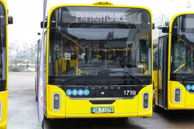 Miasta wydają setki milionów złotych na autobusy elektryczne. Zmuszają je do tego przepisy