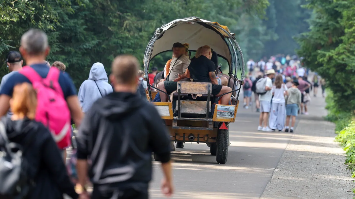 turyści na trasie do Morskiego Oka