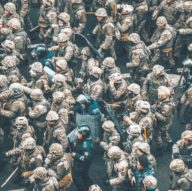 Kazachskie władze tłumią protesty i czyszczą kadry