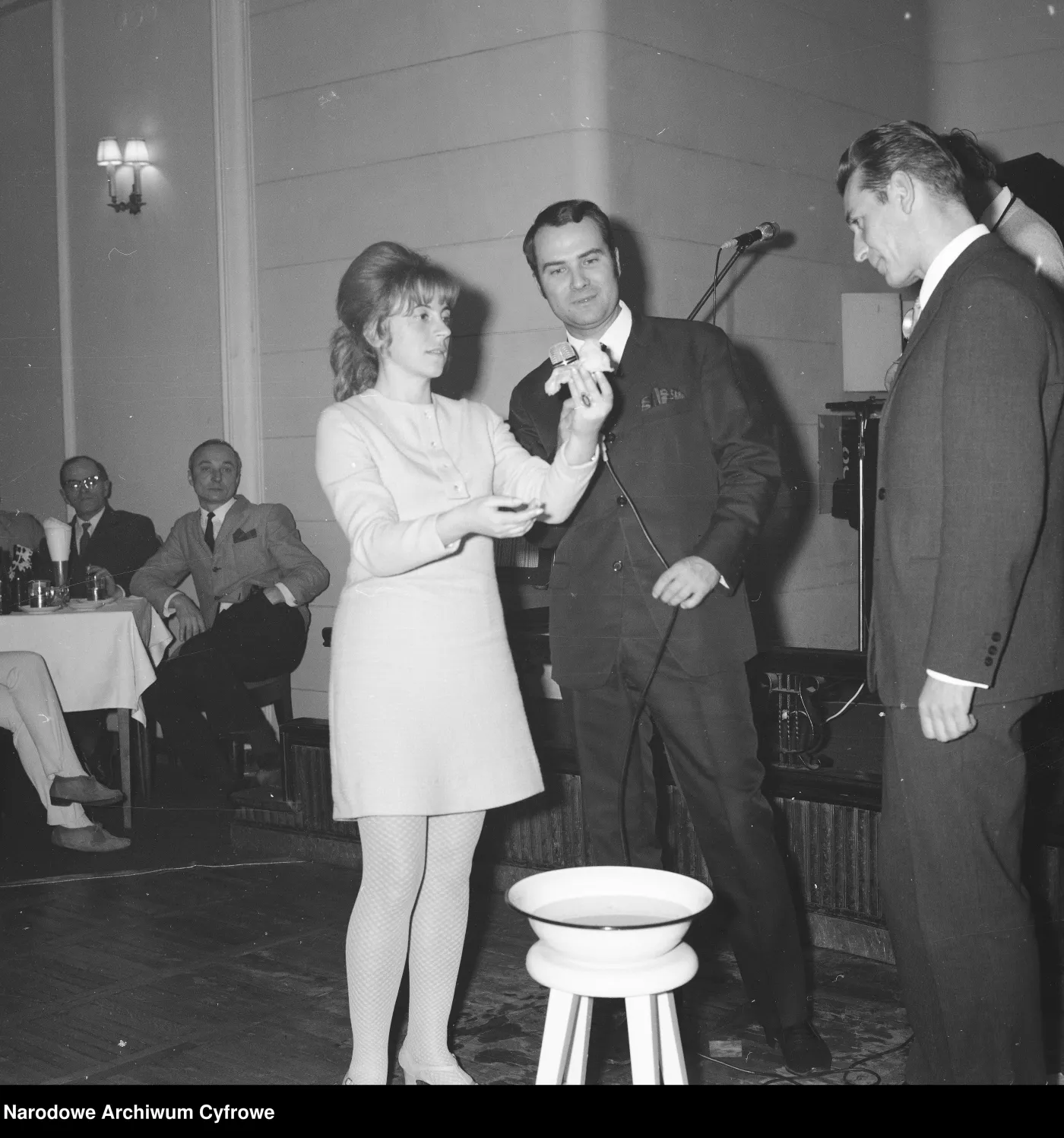 Impreza Andrzejkowa toczyła się wokół wróżb.