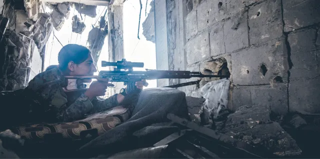 Ścięte głowy na placu w Ar-Rakce. Państwo Islamskie nadal mobilizuje tysiące bojowników