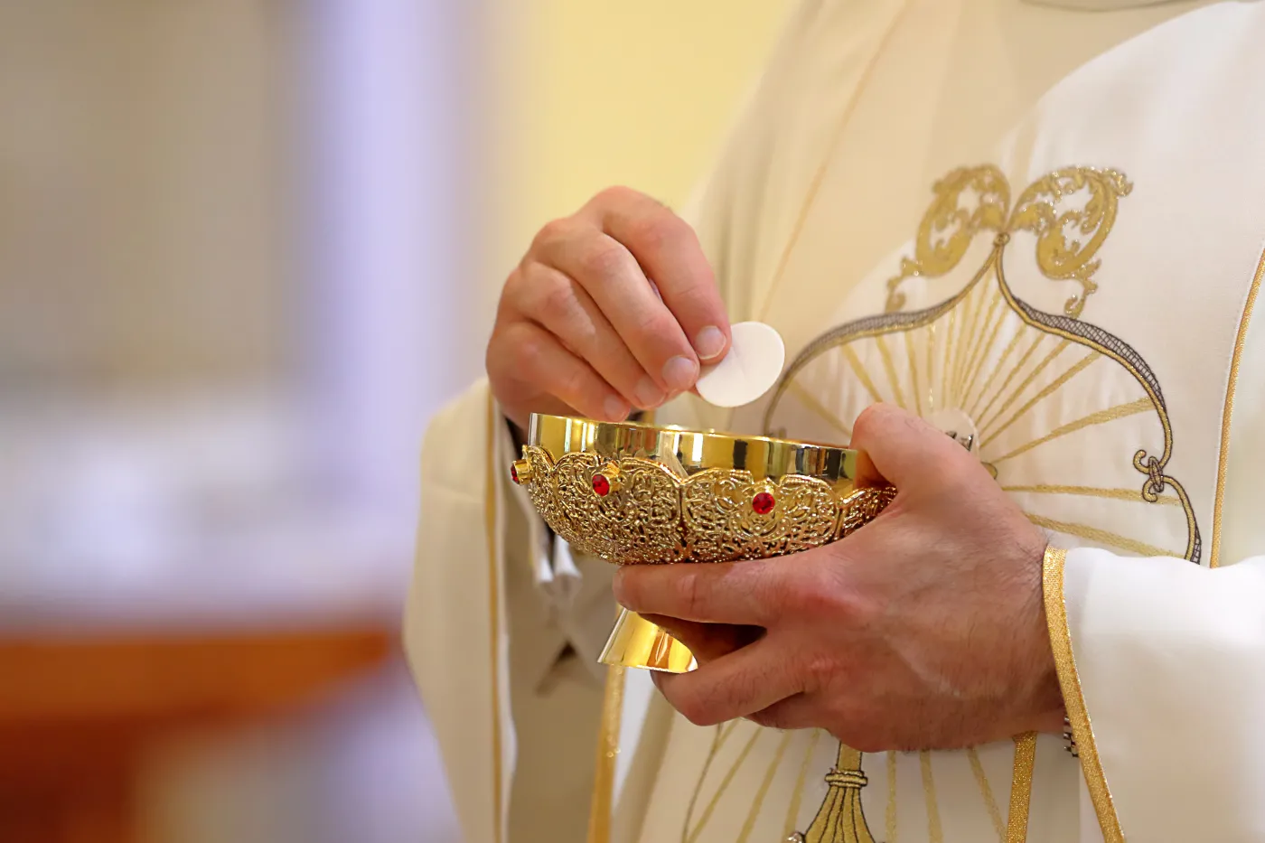 Ksiądz z chorobą alkoholową, a wino podczas Eucharystii. Dla uzależnionych duchownych jest tylko jedna alternatywa