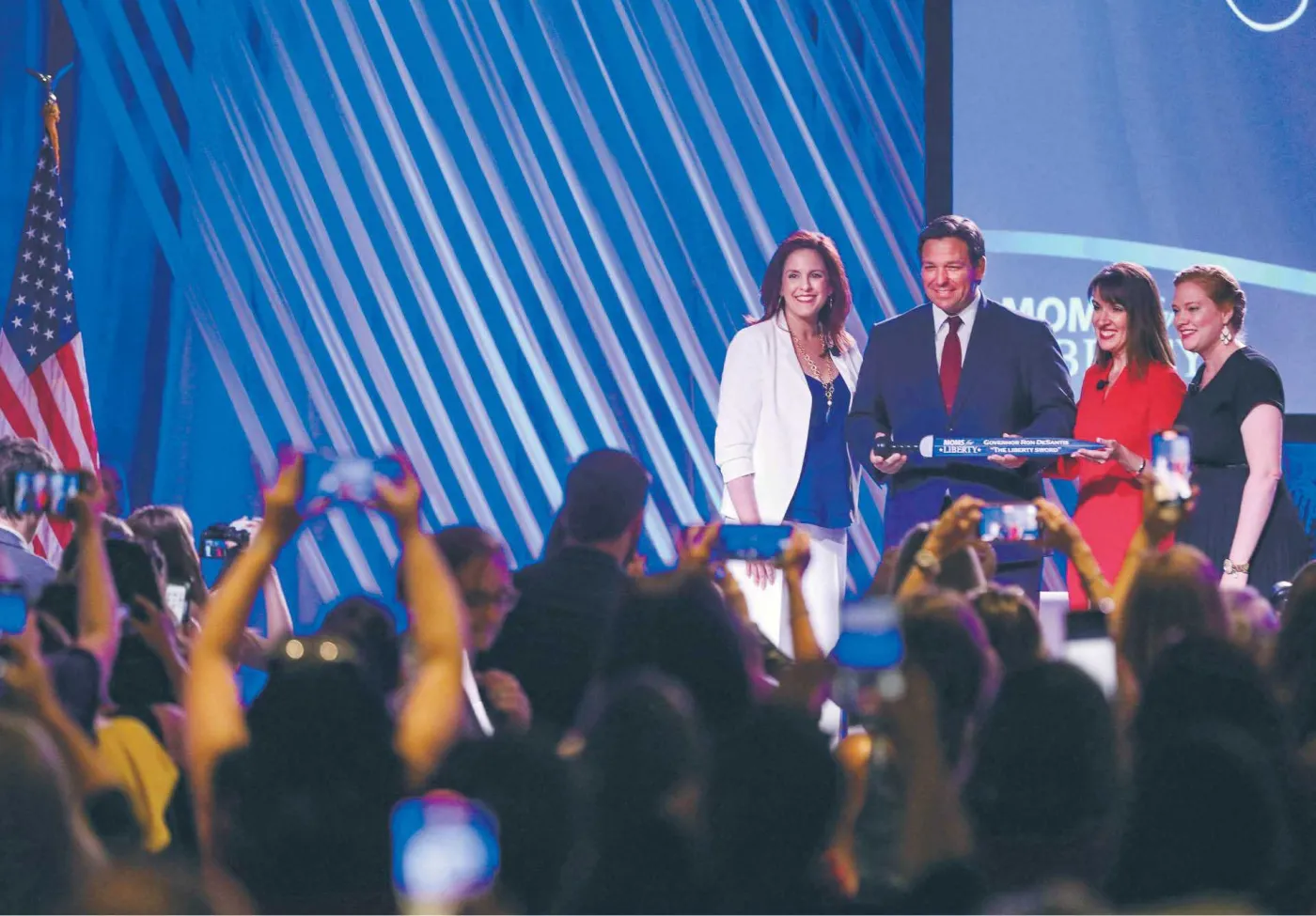Gubernator Florydy Ron DeSantis odbiera „miecz wolności” od działaczek konserwatywnej organizacji Moms for Liberty