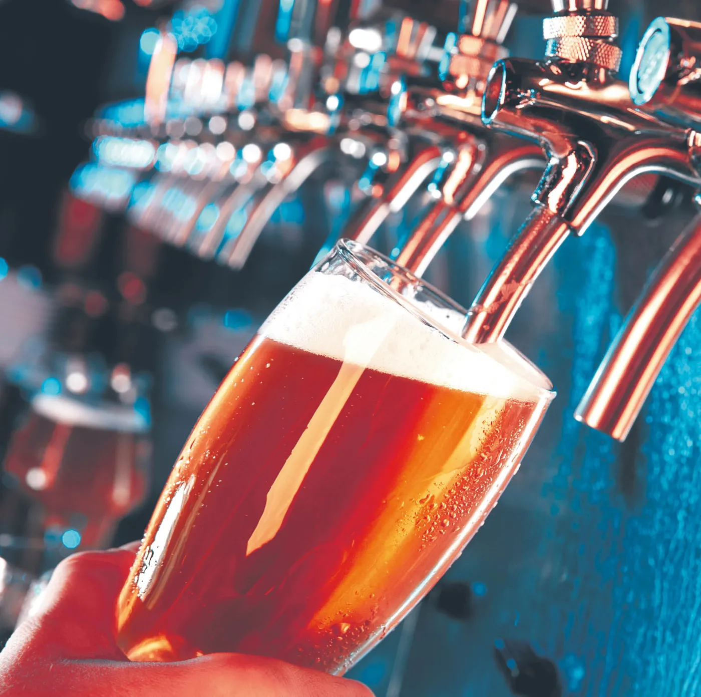 Bary zamknięte, piwo w odwrocie. Zyskują wódka i wino