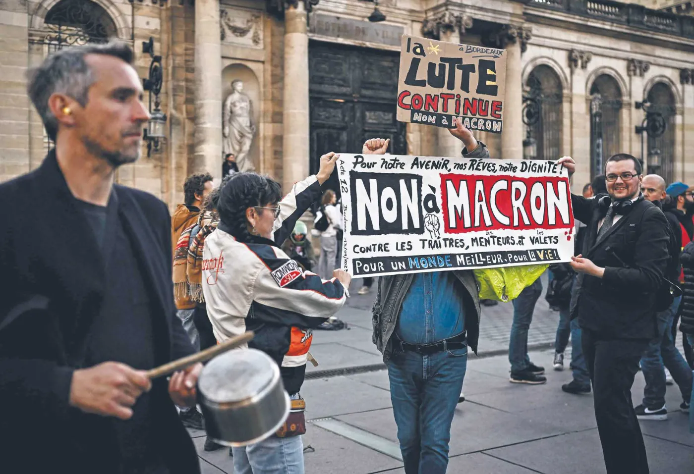Demonstracja w Bordeaux w czasie telewizyjnego przemówienia prezydenta Macrona. 17 kwietnia 2023 r.