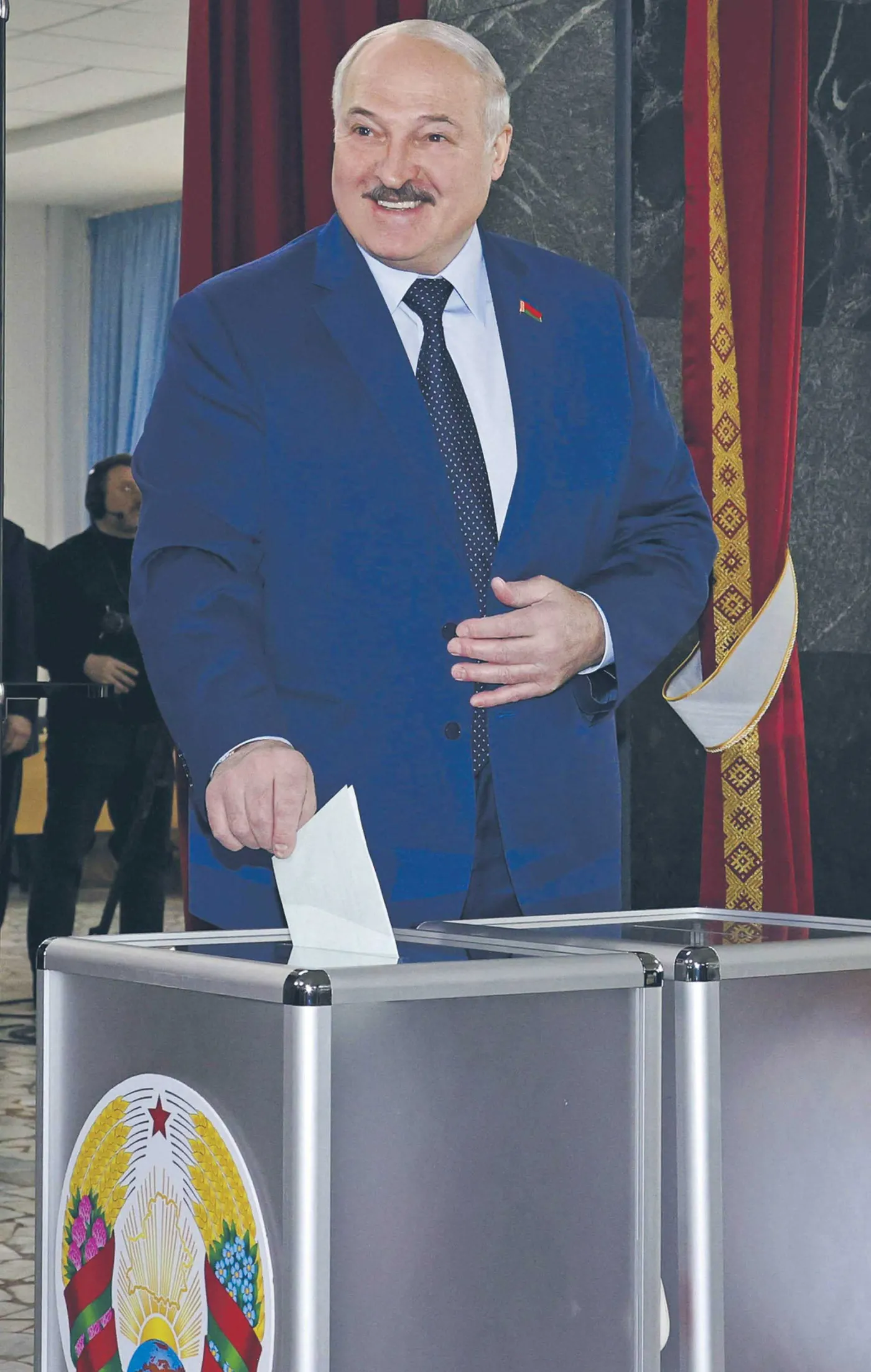 Łukaszenka organizuje rozmowy, żeby wyjść z izolacji