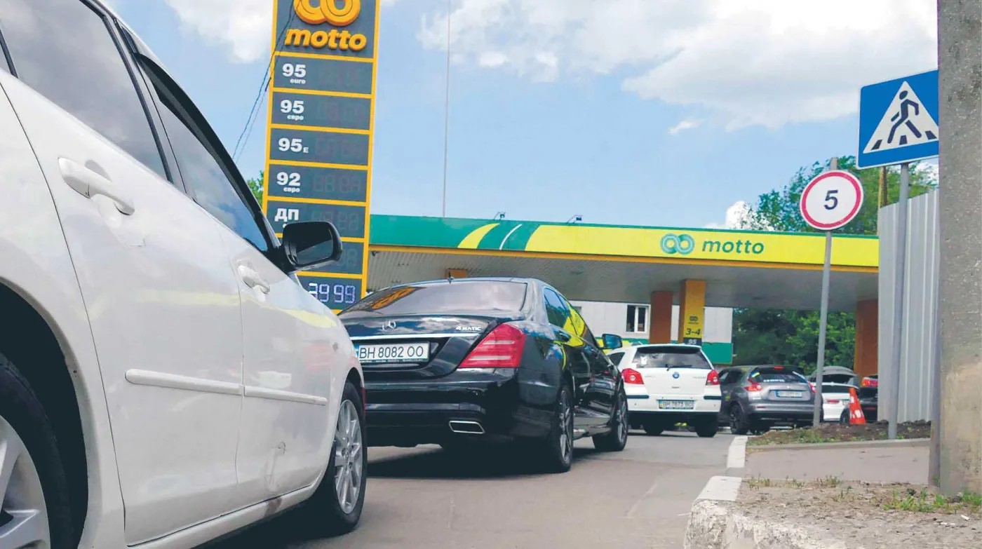 Kolejki na stacjach pojawiły się w kwietniu, gdy Rosjanie zaczęli bombardować ukraińskie rafinerie