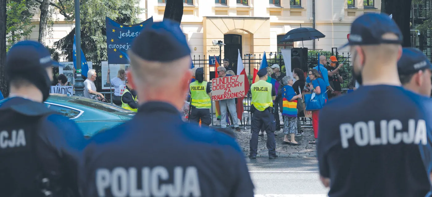 W dniu rozprawy przed trybunałem zebrali się pikietujący
