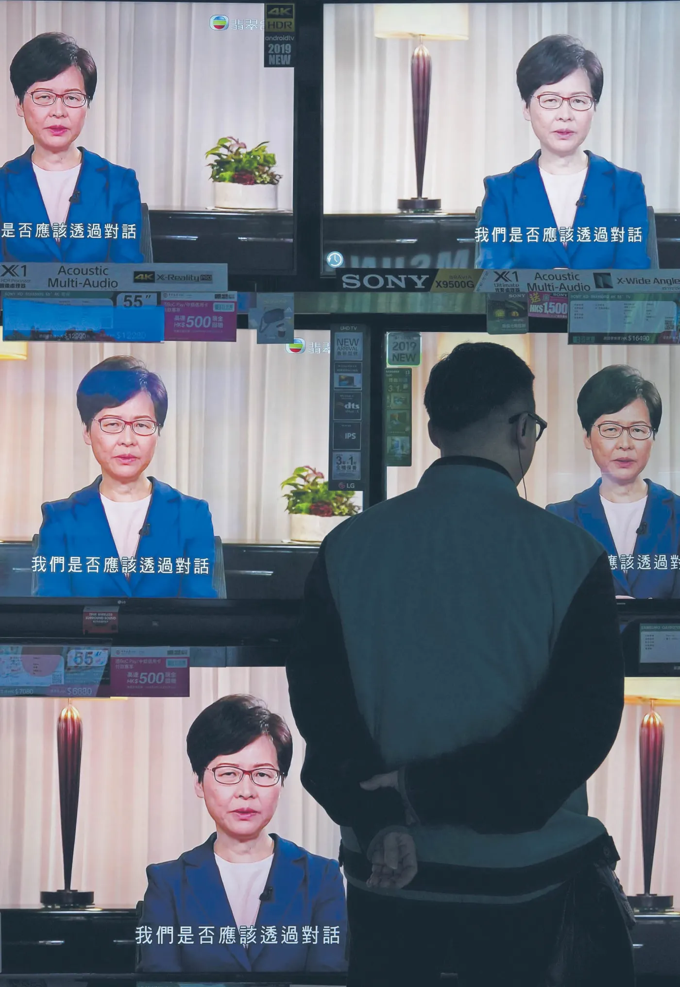 Partia ustępuje. Uliczne protesty nie cichną