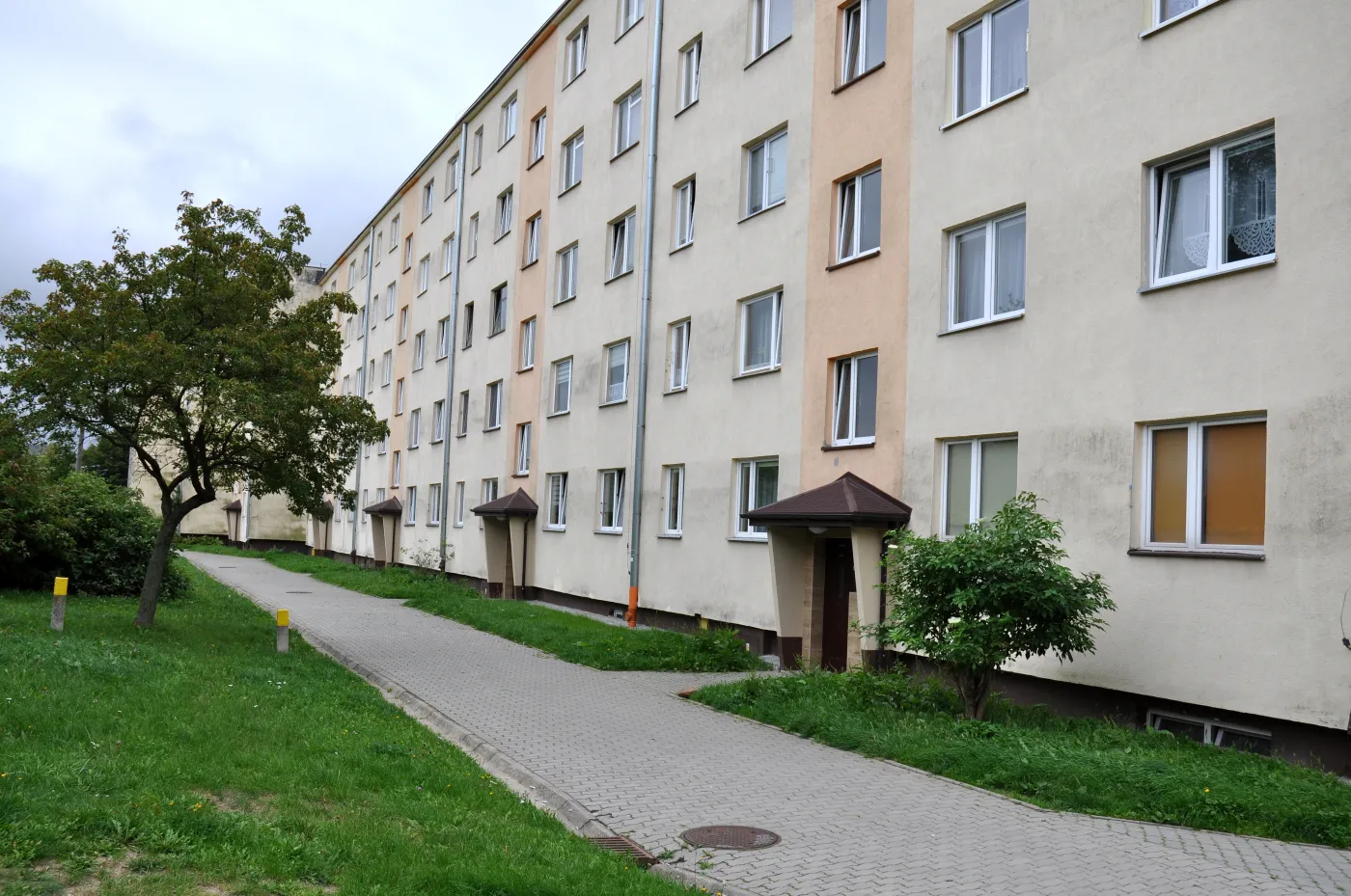 Osiedle mieszkalne, blok mieszkalny z terenem zielonym