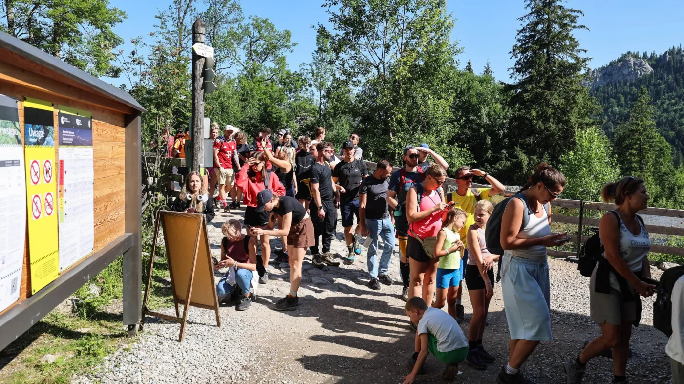 turyści w kolejce do punktu sprzedaży biletów wstępu na teren TPN