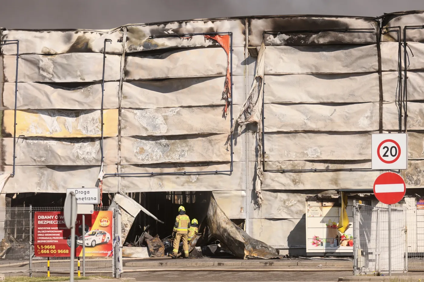 Strażacy dogaszają pożar kompleksu handlowego Marywilska 44