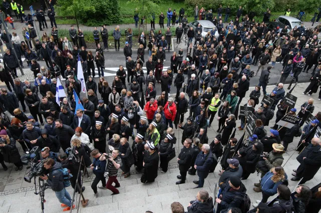 Marsz medyków w Warszawie. "Stop przemocy". Uczestnicy ubrani na czarno przekazali postulaty Izabeli Leszczynie